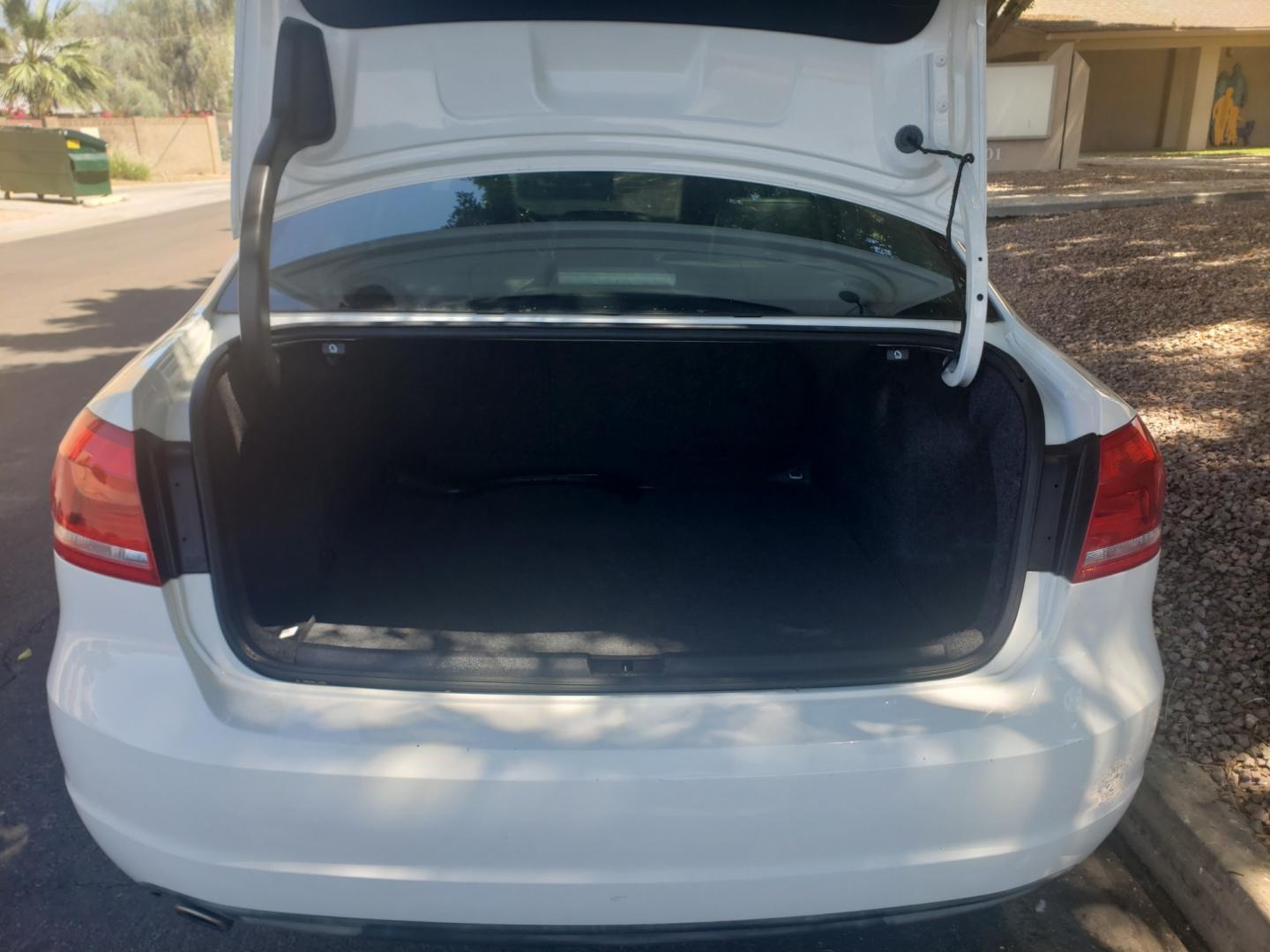 2013 WHITE /gray and black Volkswagen Passat se (1VWBP7A31DC) with an 2.5 l5 engine, 6-Speed Automatic transmission, located at 323 E Dunlap Ave., Phoenix, AZ, 85020, (602) 331-9000, 33.567677, -112.069000 - Photo#16